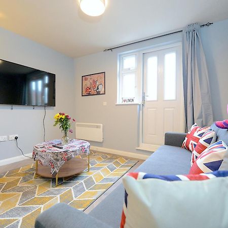2 Bed Terraced Flat Piccadilly Line Lejlighed London Eksteriør billede