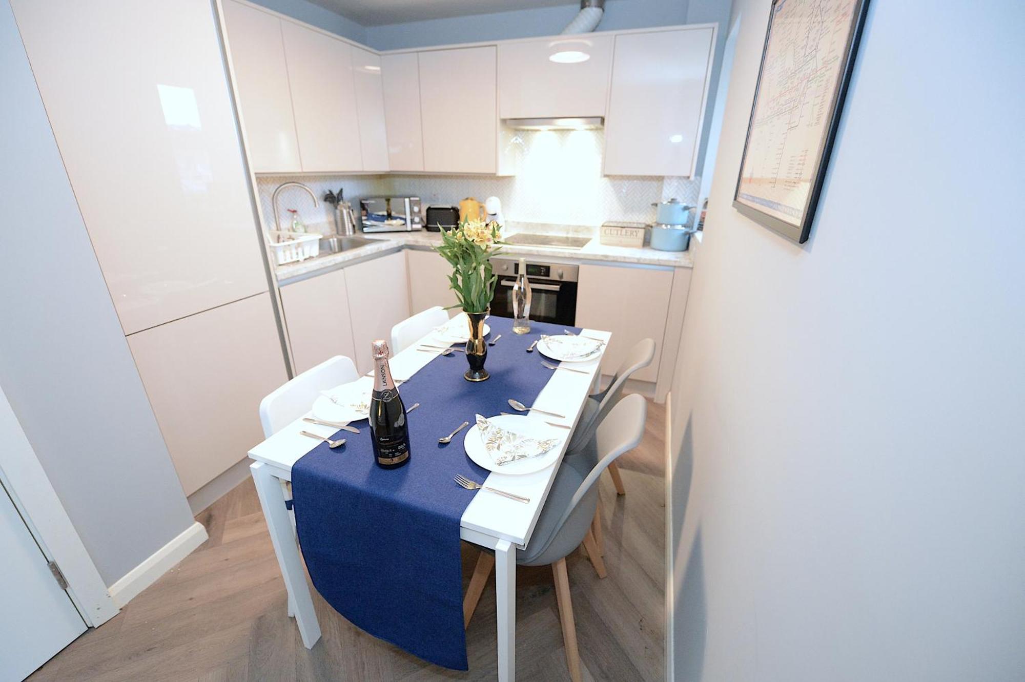 2 Bed Terraced Flat Piccadilly Line Lejlighed London Eksteriør billede